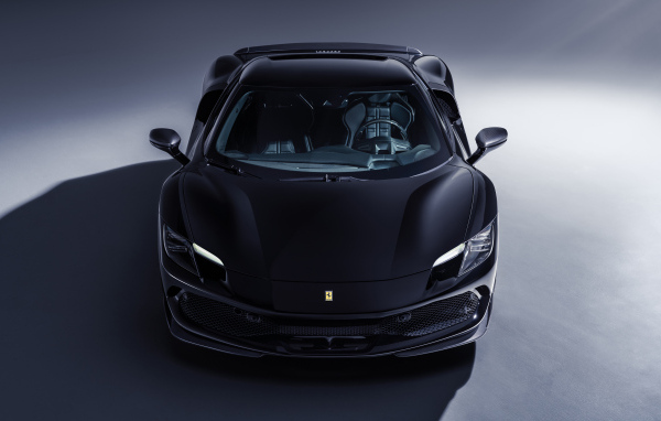 Вид спереди на черный автомобиль Novitec Ferrari 296 GTB Aero 2024 года