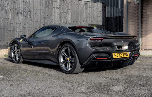 Вид сзади на автомобиль Ferrari 296 GTB