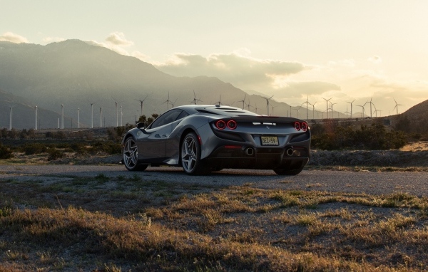 Вид сзади на автомобиль Ferrari F8 Tributo
