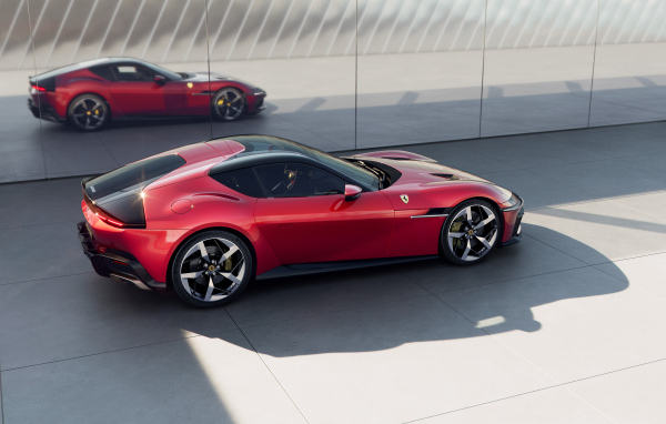 Красный автомобиль Ferrari 12Cilindri 2024 года у стены