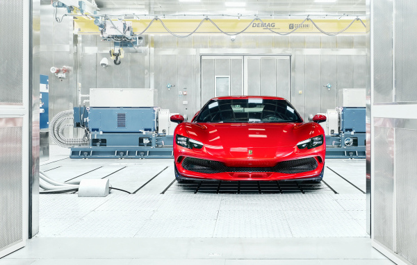 Красный автомобиль  Ferrari 296 GTB вид спереди