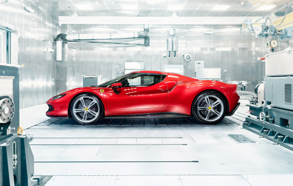 Красный автомобиль Ferrari 296 GTB в гараже