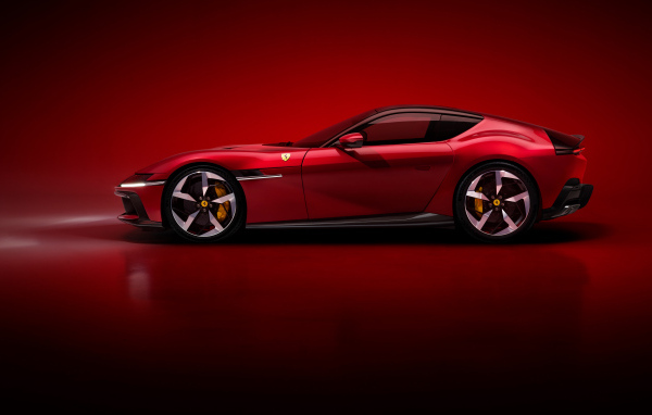 Вид сбоку на красный автомобиль Ferrari 12Cilindri 2024 года