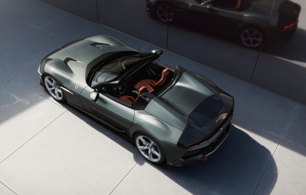 Вид сверху на автомобиль Ferrari 12Cilindri Spider 2024 года