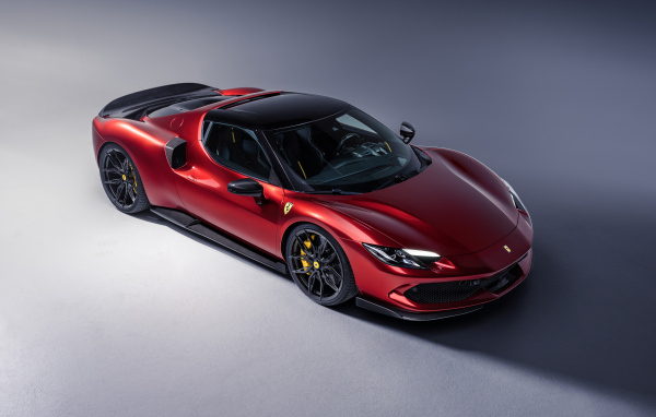 Вид сверху на красный автомобиль Novitec Ferrari 296 GTB Aero 2024 года