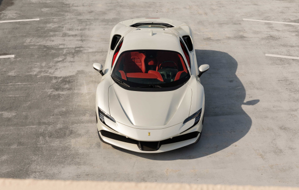 Белый автомобиль Ferrari SF90 Stradale