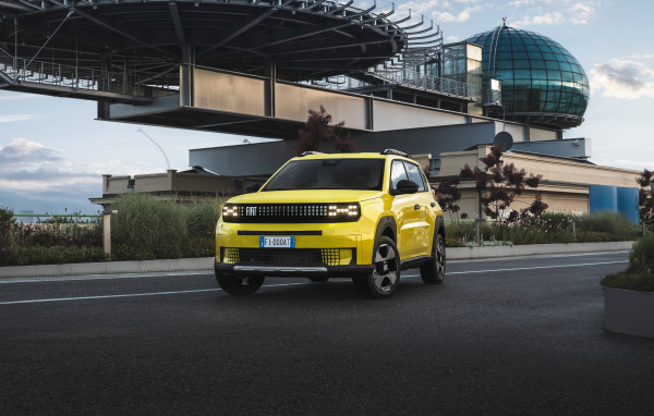 Желтый внедорожник Fiat Grande Panda Elettrica