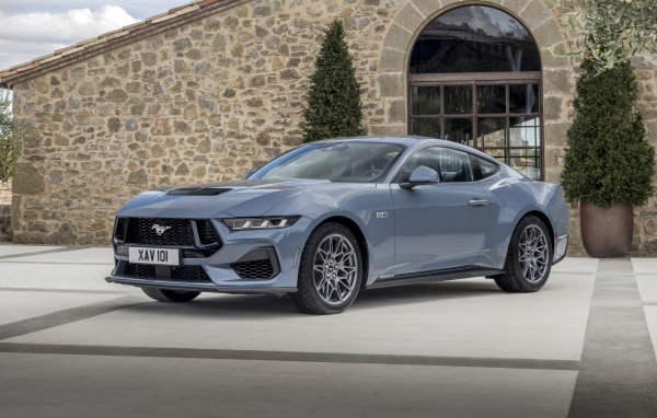 Автомобиль Ford Mustang GT 2024 года у дома
