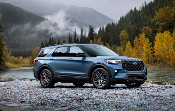 Внедорожник Ford Explorer ST 2025  года на фоне гор