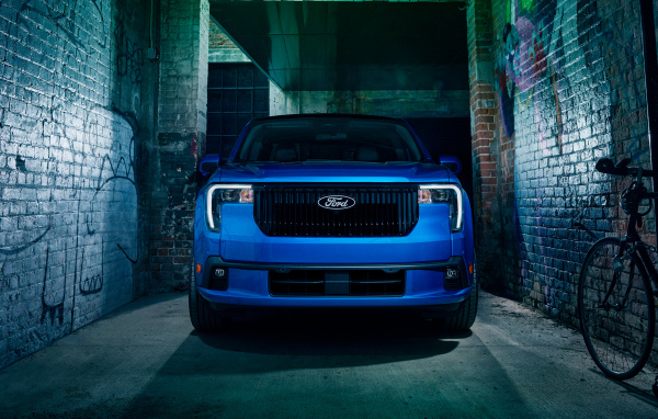 Синий автомобиль Ford Maverick Lobo 2025 года вид спереди