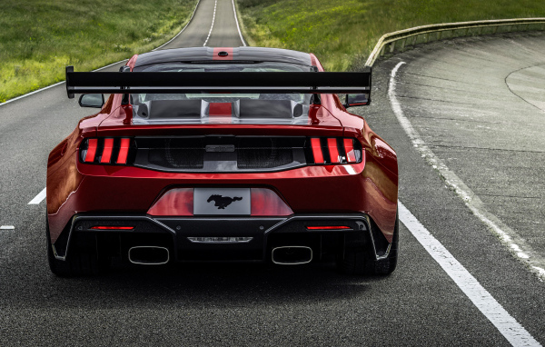 Вид сзади на автомобиль Ford Mustang GTD Performance Pack 2025 года
