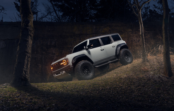 Джип Ford Bronco Raptor в лесу ночью