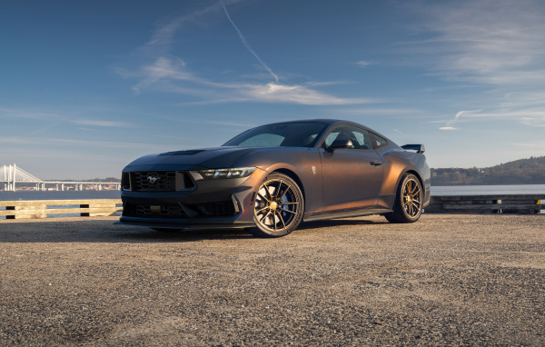 Автомобиль Ford Mustang Dark Horse