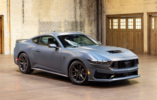 Вид спереди на автомобиль Ford Mustang Dark Horse Matte Clear Film 2024 года