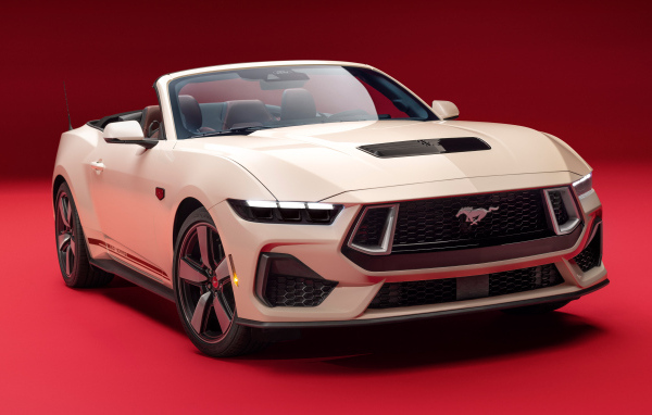Вид спереди на автомобиль Ford Mustang GT Convertible 60th Anniversary Package 2025 года