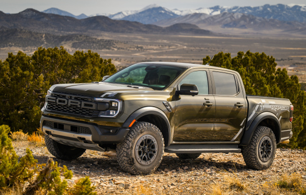 Зеленый пикап Ford Ranger Raptor 2024  года