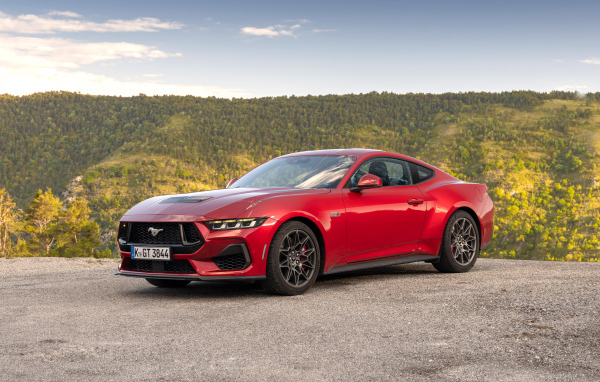Красный автомобиль Ford Mustang GT 2024 года