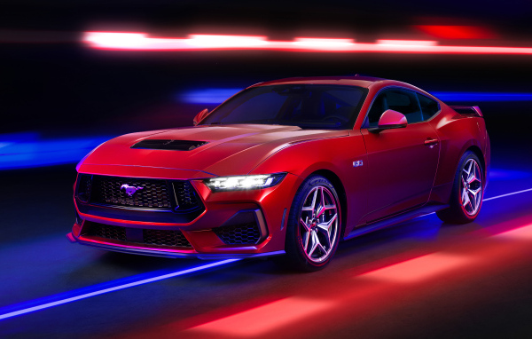Красный автомобиль Ford Mustang GT Performance 2024 года на черном фоне