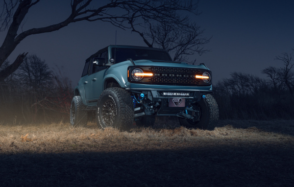 Внедорожник  Ford Bronco Vossen Wheels ночью