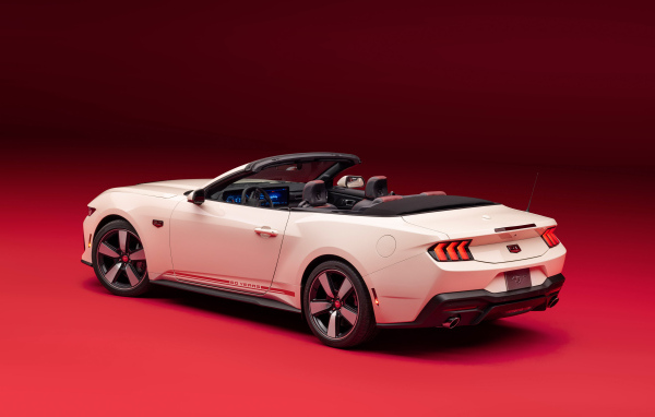 Вид сбоку на белый автомобиль Ford Mustang GT Convertible 60th Anniversary Package 2025 года