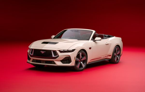 Белый кабриолет Ford Mustang GT Convertible 60th Anniversary Package 2024 года