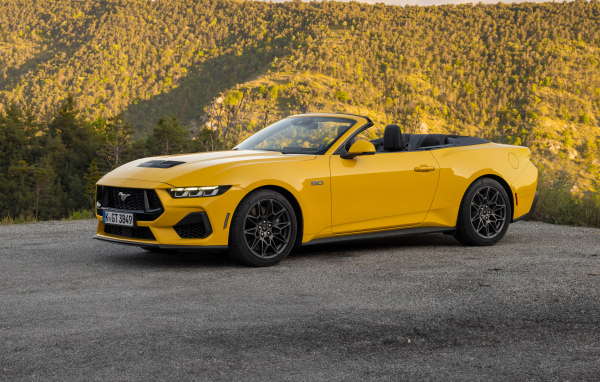Желтый автомобиль Ford Mustang GT Convertible 2024 года
