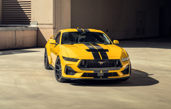 Желтый спортивный автомобиль Ford Mustang