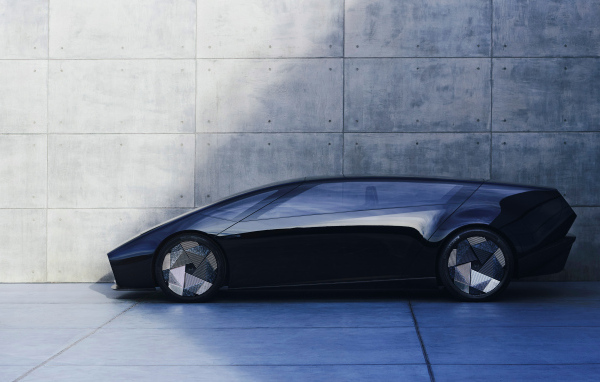 Черный автомобиль Honda Saloon Concept