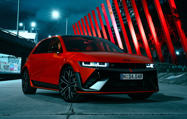Красный автомобиль Hyundai IONIQ 5 N 2024 года