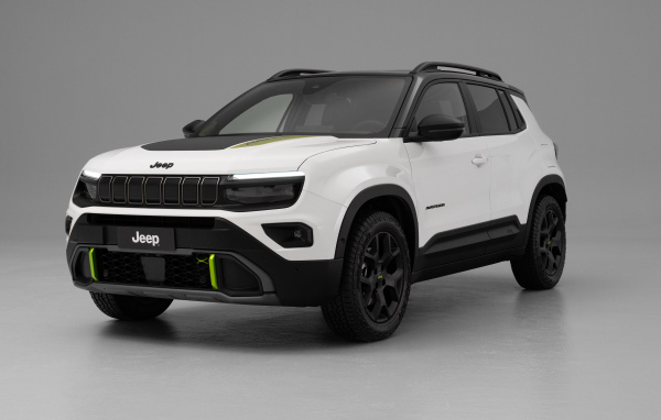 Белый внедорожник Jeep Avenger 4xe 2024 года