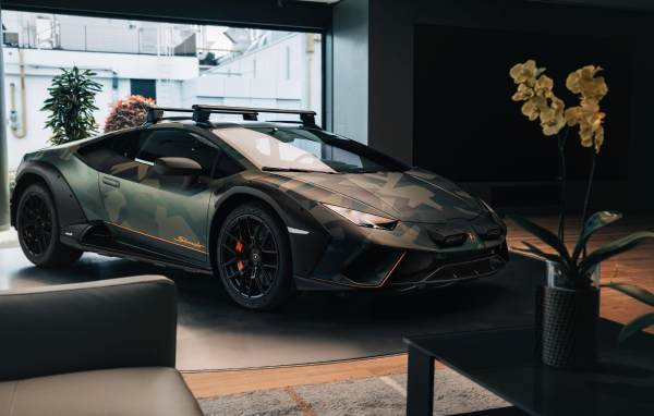 Автомобиль Lamborghini Huracán Sterrato All-Terrain Ad Personam 2024 года у ворот в здании