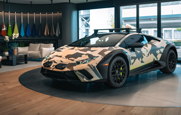 Автомобиль  Lamborghini Huracán Sterrato All-Terrain Ad Personam 2024  года в доме