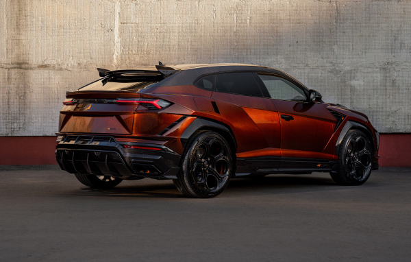 Вид сзади на автомобиль Lamborghini Urus REvo Stealth Edition 2024 года