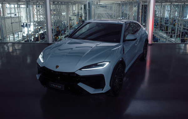 Автомобиль Lamborghini Urus SE Plug-In Hybrid Super SUV 2024 года
