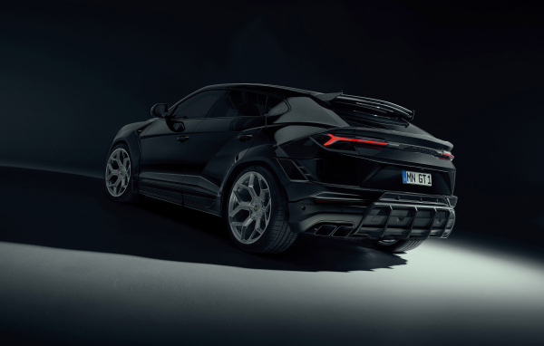Черный автомобиль Lamborghini Urus  вид сзади