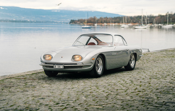 Вид спереди на автомобиль Lamborghini 350 GT у воды