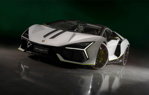 Вид спереди на автомобиль  Lamborghini Revuelto At Lamborghini Arena 2024 года