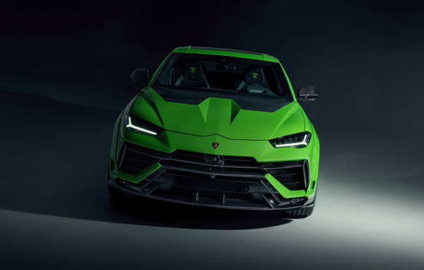 Зеленый автомобиль Lamborghini Urus на черном фоне