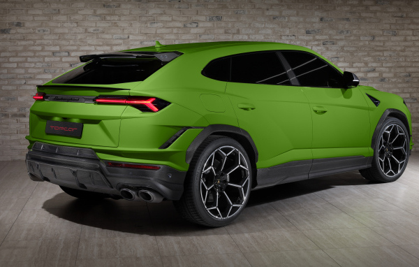 Зеленый автомобиль Lamborghini Urus Performante 2024  года вид сзади