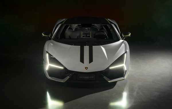 Автомобиль  Lamborghini Revuelto Ad Personam 2024 года вид спереди