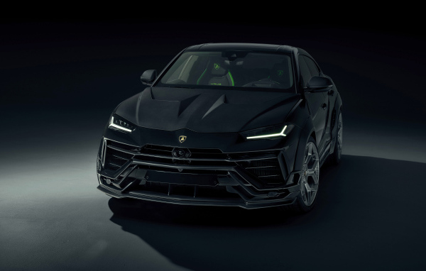 Автомобиль Lamborghini Urus на черном фоне