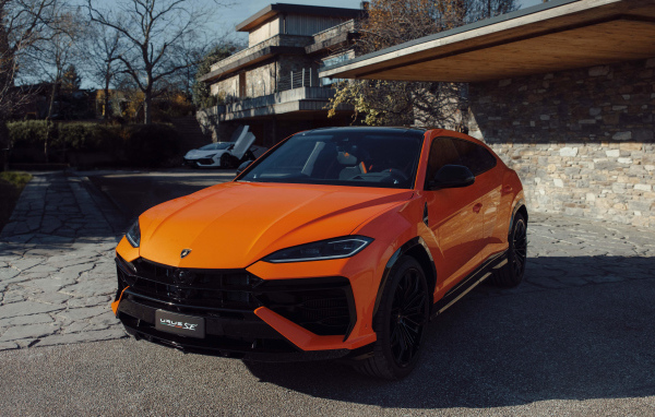 Оранжевый внедорожник Lamborghini Urus SE Plug-In Hybrid
