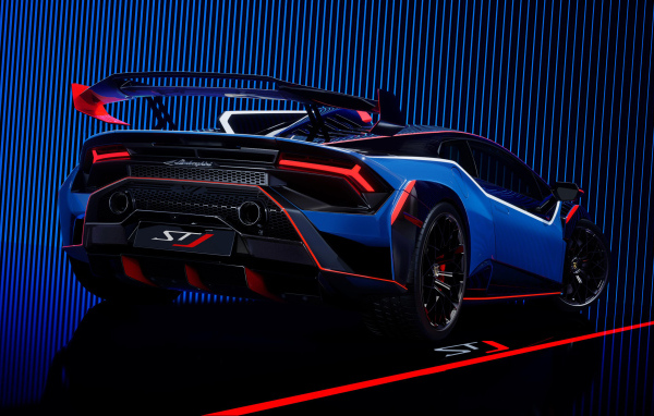 Вид сзади на спортивный автомобиль Lamborghini Huracán STJ