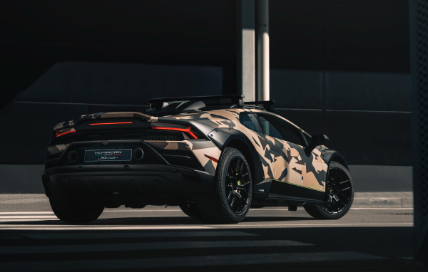 Вид сзади на автомобиль Lamborghini Huracán Sterrato All-Terrain Ad Personam 2024 года