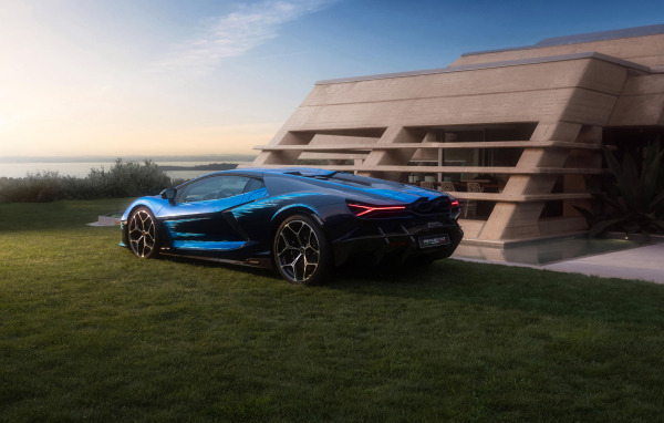 Вид сзади на автомобиль Lamborghini Revuelto Opera Unica 2024 года