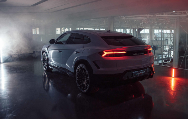Вид сзади на автомобиль Lamborghini Urus SE Plug-In Hybrid Super SUV