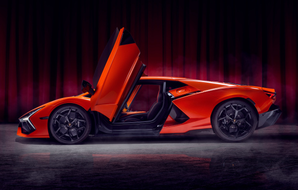 Красный автомобиль Lamborghini Revuelto с открытыми дверями