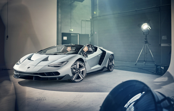 Серебристый автомобиль Lamborghini Centenario Roadster в комнате