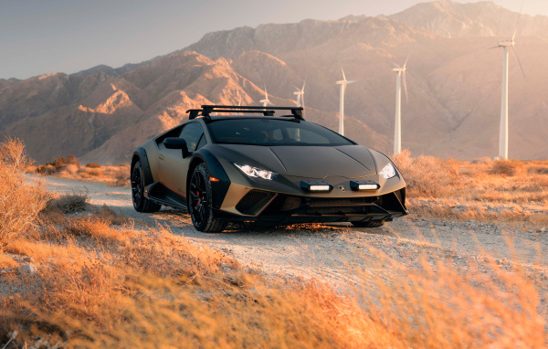 Стильный автомобиль Lamborghini Huracán Sterrato 2024 года в горах