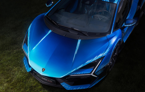 Капот синего спортивного автомобиля Lamborghini Revuelto Opera Unica 2024 года